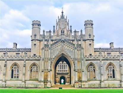 4. Universidad de Cambridge: conformada por 31 colegios, esta institución cuenta con más de 100 bibliotecas. Estudiar allí puede costar alrededor de 35.000 dólares al año.