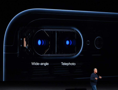 El iPhone 7 Plus dispone de un sensor adicional. Esta cámara cuenta con un lente que provee a la cámara de un zoom óptico con alcance hasta de 2x por hardware y 10x con ayuda del software.