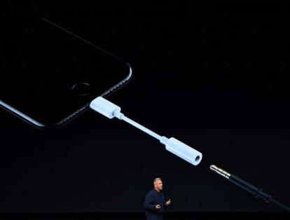 El iPhone 7 carece del puerto de audio tradicional. Los audífonos deberán conectarse por medio del puerto Lightning. En la caja vendrá un adaptador para usar ariculares tradicionales.