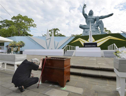 Una mujer reacciona frente a la Estatua de la Paz, en el aniversario del bombardeo atómico de 1945 en Nagasaki en el Parque de la Paz, en el oeste de Japón.