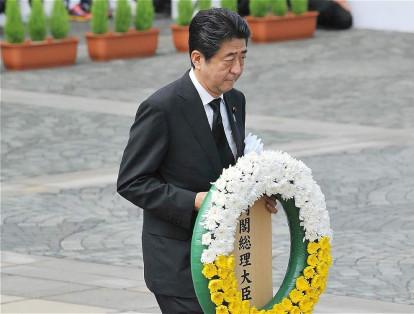 El primer ministro de Japón, Shinzo Abe, lleva una corona de flores en el altar del Parque Memorial de la Paz de Nagasaki.
