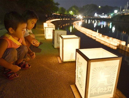 Con linternas de papel niños en Japón rinden homenaje a víctimas de bomba atómitca.