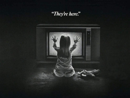 Producida por Steven Spielberg, 'Poltergeist, juegos diabólicos' narra la historia de una familia que se ve asolada por la presencia de fantasmas y espíritus en su hogar.