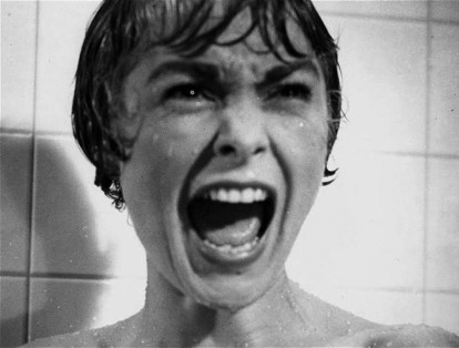 Una de las escenas más famosas del cine de terror, invención de Alfred Hitchcock, pertenece a 'Psicosis', película perfecta para apreciar de nuevo en Halloween.