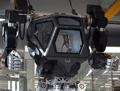 El piloto sentado dentro del torso del robot hace movimientos de las extremidades que son imitados por el Method-2, cuyos brazos de metal pesan cada uno 130 kilogramos.