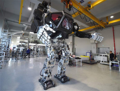 Diseñado a imagen de los famosos robots de películas, con cuatro metros de altura y un peso de 1,5 toneladas, es la gran atracción científica en Seúl.