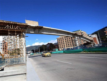 Hace unas semanas se instaló el puente peatonal, sobre la NQS. Las imagen muestra la época en que se estaba construyendo.
