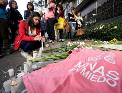 Este lunes se lleva a cabo una movilización frente al parque de Lourdes, en la localidad de Chapinero, los asistentes llevan con velas y flores blancas para rechazar el crimen.
