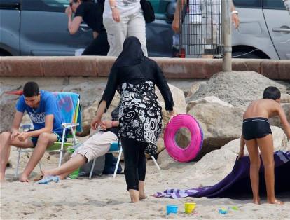 Estos bañadores que suponen preservar el pudor de las mujeres musulmanas son muy poco comunes en las playas francesas.