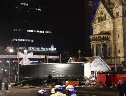 La policía de Berlín junto al camión que fue estrellado contra la multitud en el centro comercial.