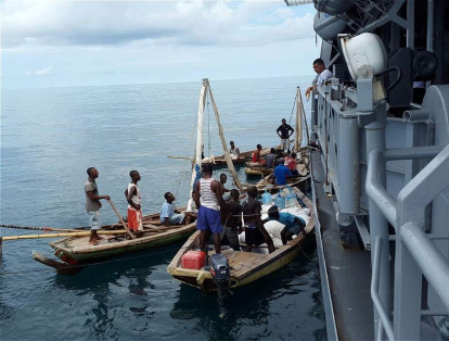 Un buque de la Armada, llamado 7 de Agosto, llegó con 20 toneladas de ayudas humanitarias, además, de mil kits de aseo.