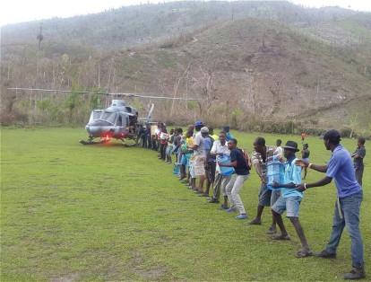 Un helicóptero de la Armada Nacional ha facilitado el traslado de heridos, así como la entrega de elementos de aseo, medicamentos y comida a las regiones haitianas de difícil acceso.