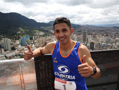 Nicolás Carreño, ganador en la rama masculina, celebra su triunfo en la cima de la Torre Colpatria.
