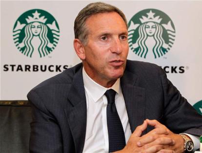 Howard Schultz.  El presidente de Starbucks tuvo que trabajar como mesero en un bar para ayudar a su familia. Además, financió sus estudios universitarios con préstamos.