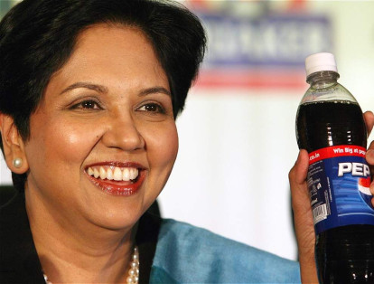 Indra Nooyi.  El primer trabajo de la directora ejecutiva de Pepsico fue como recepcionista. En 2014 fue nombrada la tercera mujer más poderosa en los negocios, según la revista Fortune.