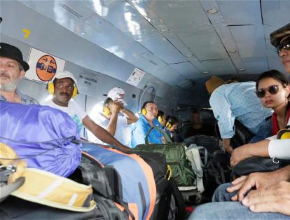 Marco Calarcá y otros miembros de las Farc en uno de los helicópteros. En total, son 40 los delegados que estarán en Cartagena.