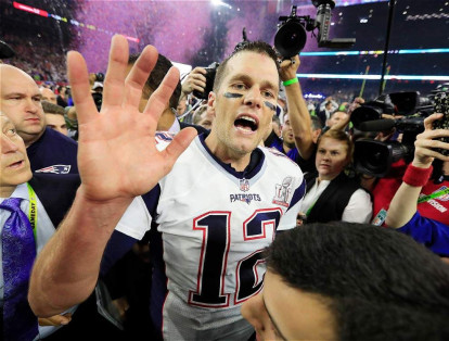 Tom Brady enseña con sus dedos los 5 Super Bowls que ha ganado.