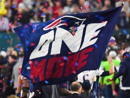 La bandera de los Patriotas de Nueva Inglaterra que lee "más uno" se agita después del triunfo sobre los Halcones de Atlanta durante el súper Bowl LI. Los Patriotas ganaron 34-28.