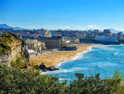 Biarritz, que se encuentra al suroeste de Francia, se conoce por sus playas y aguas terapéuticas. Además, es un destino ideal para surfear.