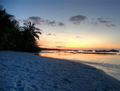 Islas Maldivas, situadas en el océano Índico, cuenta con 1.200 islas de las que solo están habitadas 203. Este destino es ideal para viajes en pareja.