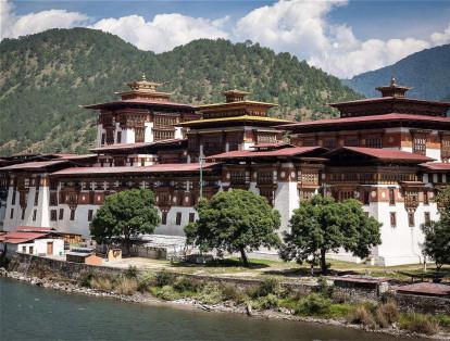 Bután, ubicado en la cordillera del Himalaya, permite empaparse de la cultura budista y descubrir sus increíbles monasterios.