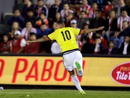 Edwin corrió solo a celebrar ante la mirada de los hinchas de Paraguay que veían como se les iba el partido en el último minuto.