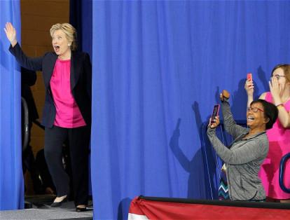 La candidata presidencial demócrata Hillary Clinton sube al escenario en un acto de campaña en Raleigh, EE. UU.