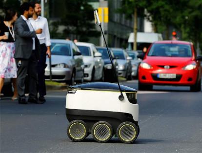 Un robot para entregar contenido comercial de 'Starship Tecnologías' cruza una calle durante una demostración en vivo frente a la sede de Metro AG en Düsseldorf, Alemania.