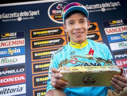 El ciclista colombiano Miguel Ángel 'Superman' López, del equipo Astana, celebra en el podio su victoria en la edición 97 de la Clásica Milán-Turín, en Italia.