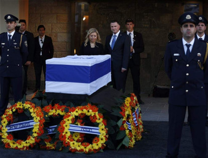La esposa del primer ministro israelí, Sara Netanyahu (i), y el presidente de la Cámara, Yuli Edelstein (d), presentan sus respetos ante el féretro del expresidente israelí Shimon Peres.