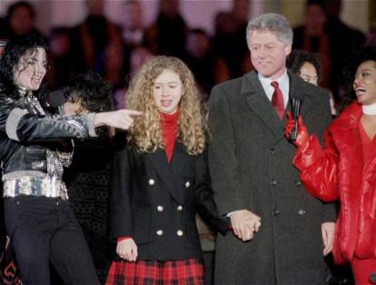El cantante Michael Jackson aparece en el escenario con el presidente electo Bill Clinton y  su hija Chelsea, en su primera investidura, el 17 de enero de 1993.