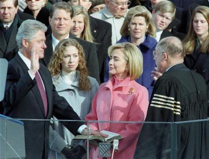 El presidente Clinton toma juramento durante su segundo mandato, con su hija Chelsea Clinton y la primera dama Hillary Clinton, en Washington, el 20 de enero de 1997.
