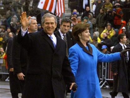 El presidente George W. Bush y la primera dama Laura Bush, durante el desfile inaugural del 20 de enero de 2001.