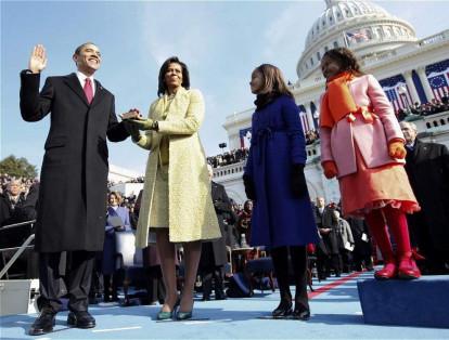 El presidente Barack Obama toma juramento como el 44.° presidente de los EE. UU. con su esposa Michelle y sus hijas Malia y Sasha, el 20 de enero de 2009.