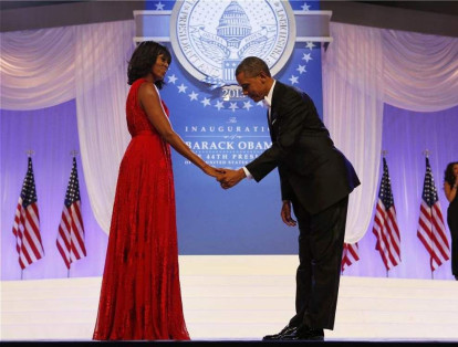 El presidente Barack Obama se inclina ante la primera dama Michelle Obama, en el baile inaugural en Washington, 21 de enero de 2013, en la ceremonia de investidura de su segundo mandato.