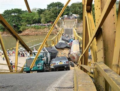 Según el Gobernador de Casanare, el desplome del puente se debió al sobrepeso.