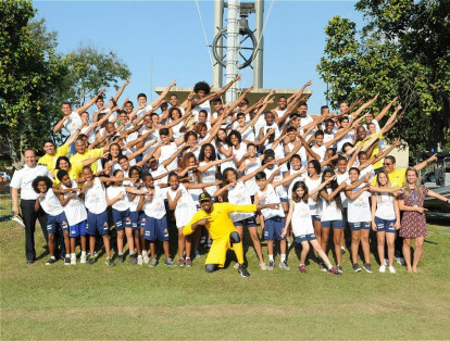 El corredor Usain Bolt después de sus entrenamientos posó con un grupo de niños del programa de Fuerzas del Deporte del Cefan.