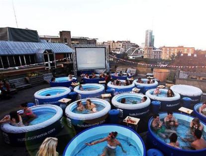 En las salas del 'Hot Tub Cinema' hay piscinas en lugar de asientos tradicionales. Este cine tiene sedes en Londres, Bristol, Estados Unidos e Ibiza.