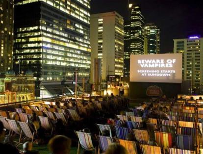 Situada en la terraza de un edificio en Melbourne, Australia, esta sala mezcla el paisaje urbano con un ambiente playero, en especial por las sillas del lugar.