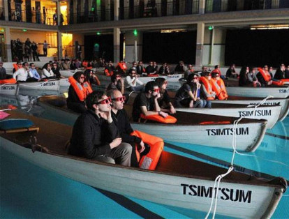 En París transformaron una piscina pública para el estreno de la película 'La Vida de Pi'. En esta ocasión los asientos fueron reemplazados por barcas.
