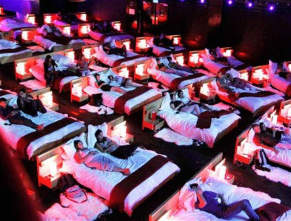 En el 'Olympia Theater' en Grecia, los espectadores pueden ver películas acostados en camas.