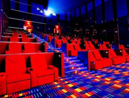 Las salas de cine que ofrece el 'Resort World' de Manila, en Filipinas, tienen tecnología de punta y quienes asisten al lugar son atentidos por meseros.