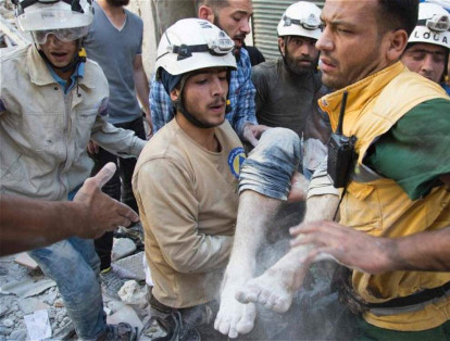 Cascos Blancos, de Siria, es un grupo de ciudadanos voluntarios que realizan labores de rescate en las emergencias tras los bombardeos. Actualmente cuentan con cerca de tres mil personas.