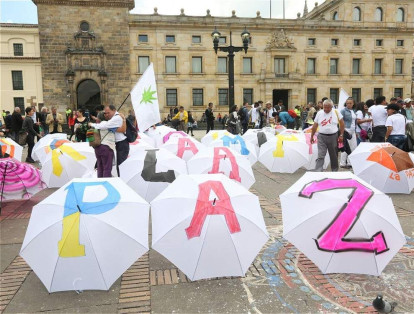 Diferentes grupos de personas asistieron a la Plaza de Bolívar para demostrar su apoyo a la firma del nuevo acuerdo de paz.