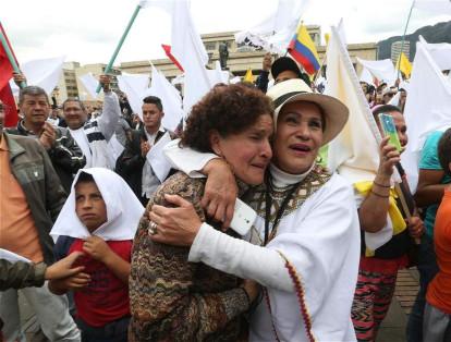 Los asistentes de la Plaza de Bolívar se mostraron conmovidos por la nuevo firma del acuerdo de paz.