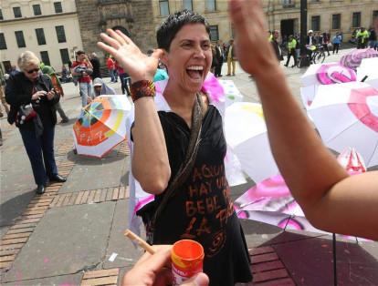 La alegría fue la protagonista entre los colombianos que asistieron a las plazas de las ciudades para ser testigos de la firma.