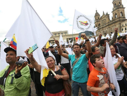 Colombianos de diferentes orígenes políticos y sociales y de las más diversas razas se unieron por la paz.