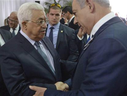 Uno de los momentos más impactantes de la ceremonia fúnebre fue el apretón de manos entre el Presidente de la Autoridad Palestina, Mahmud Abas, y el primer Ministro Israelí, Benjamin Netanyahu. EFE.