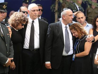 Yoni (der), un de los hijos de Shimon Peres, hizo reír a la multitud relatando lo que su padre le decía: 'Para mi elogio fúnebre, empieza diciendo: 'era muy joven para morir'. Reuters