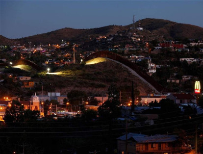 La construcción distingue las casas de la ladera de cada lado. Los conductores que ingresan a México son advertidos por una señal que indica que las armas de fuego y las municiones están prohibidas.